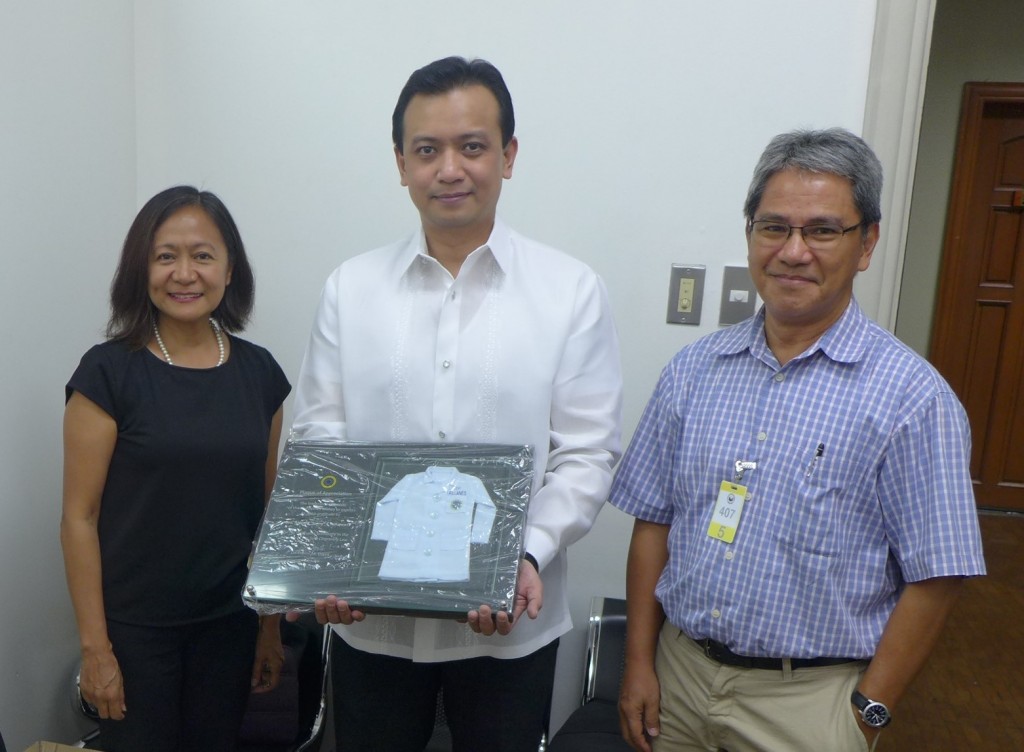 Lilibeth Coo and Toby Dayrit award ICP plaque to Sen  Trillanes